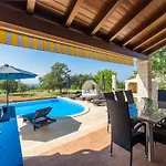 In Deklici With Infinity Pool & Sea Views Willa