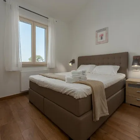 In Deklici With Infinity Pool & Sea Views Kaštelir