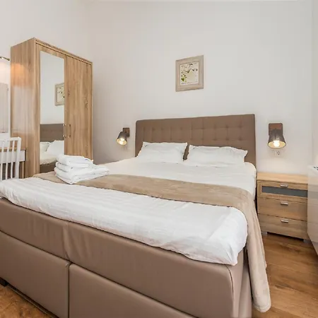 In Deklici With Infinity Pool & Sea Views Villa Kaštelir