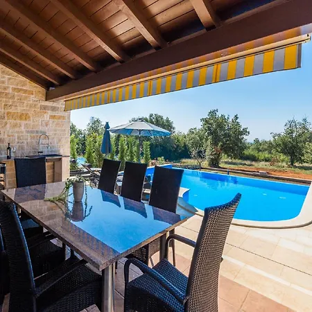 Villa In Deklici With Infinity Pool & Sea Views Kaštelir