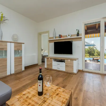 In Deklici With Infinity Pool & Sea Views Kaštelir