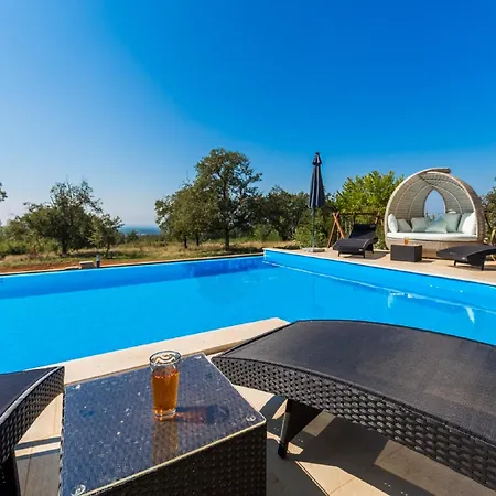 In Deklici With Infinity Pool & Sea Views Villa Kaštelir