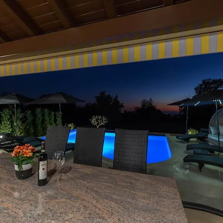 In Deklici With Infinity Pool & Sea Views Villa Kaštelir