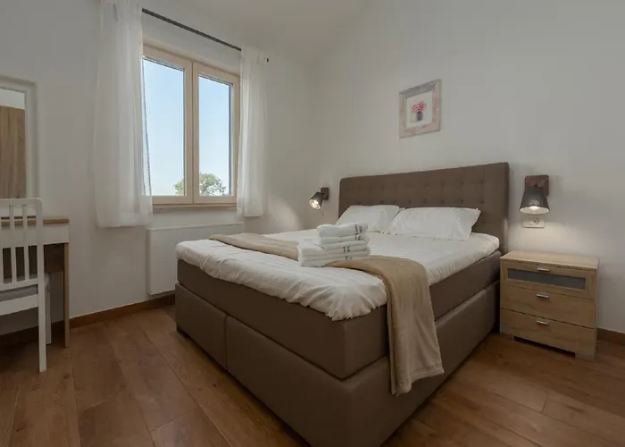 In Deklici With Infinity Pool & Sea Views Kaštelir