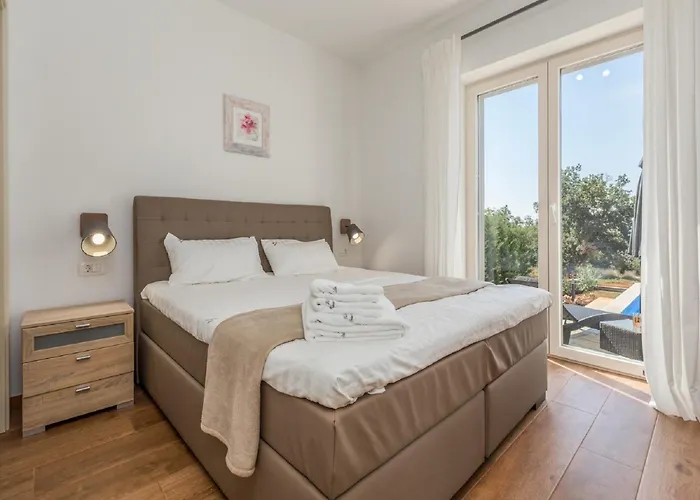 In Deklici With Infinity Pool & Sea Views