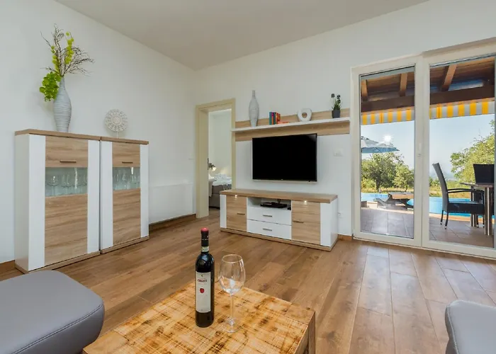 In Deklici With Infinity Pool & Sea Views Kaštelir