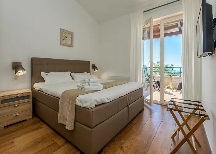 In Deklici With Infinity Pool & Sea Views * Kaštelir