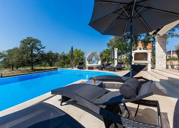 빌라 In Deklici With Infinity Pool & Sea Views Kaštelir