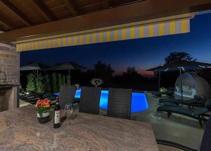 In Deklici With Infinity Pool & Sea Views Villa Kaštelir