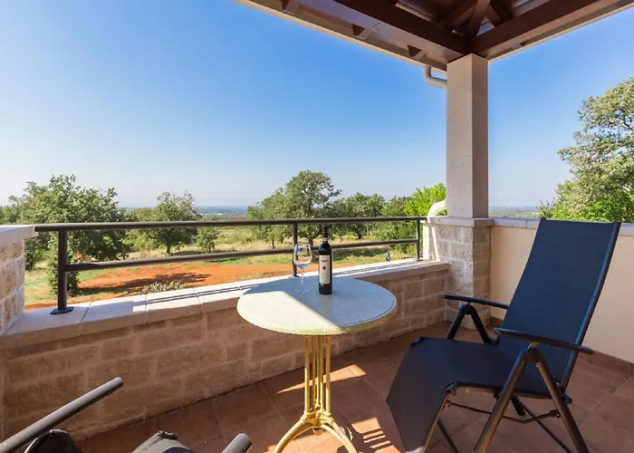 In Deklici With Infinity Pool & Sea Views Villa Kaštelir
